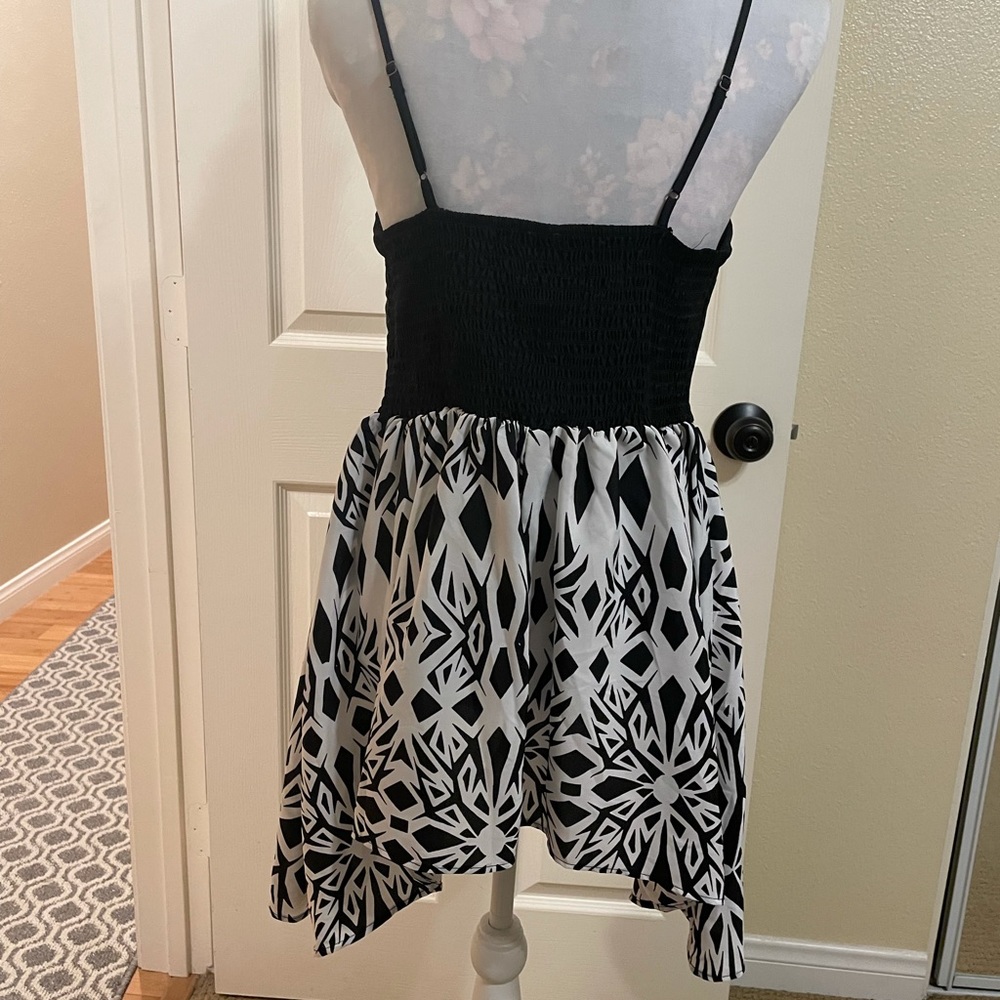 Large women’s black and white cute flowy top